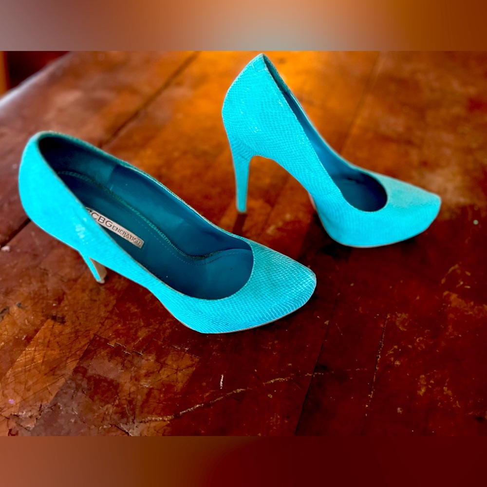 BCBGeneration snakeprint turquose heels
